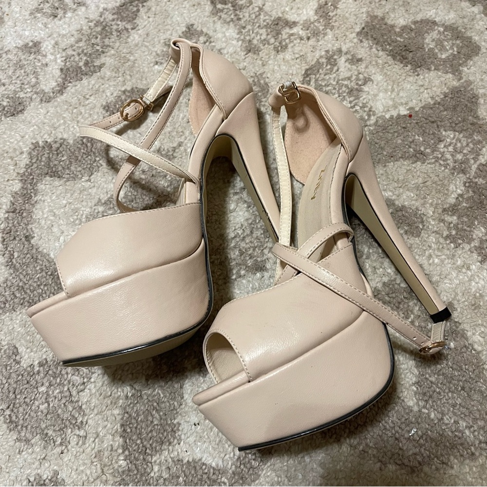 NWOT Zriey Platform Heels